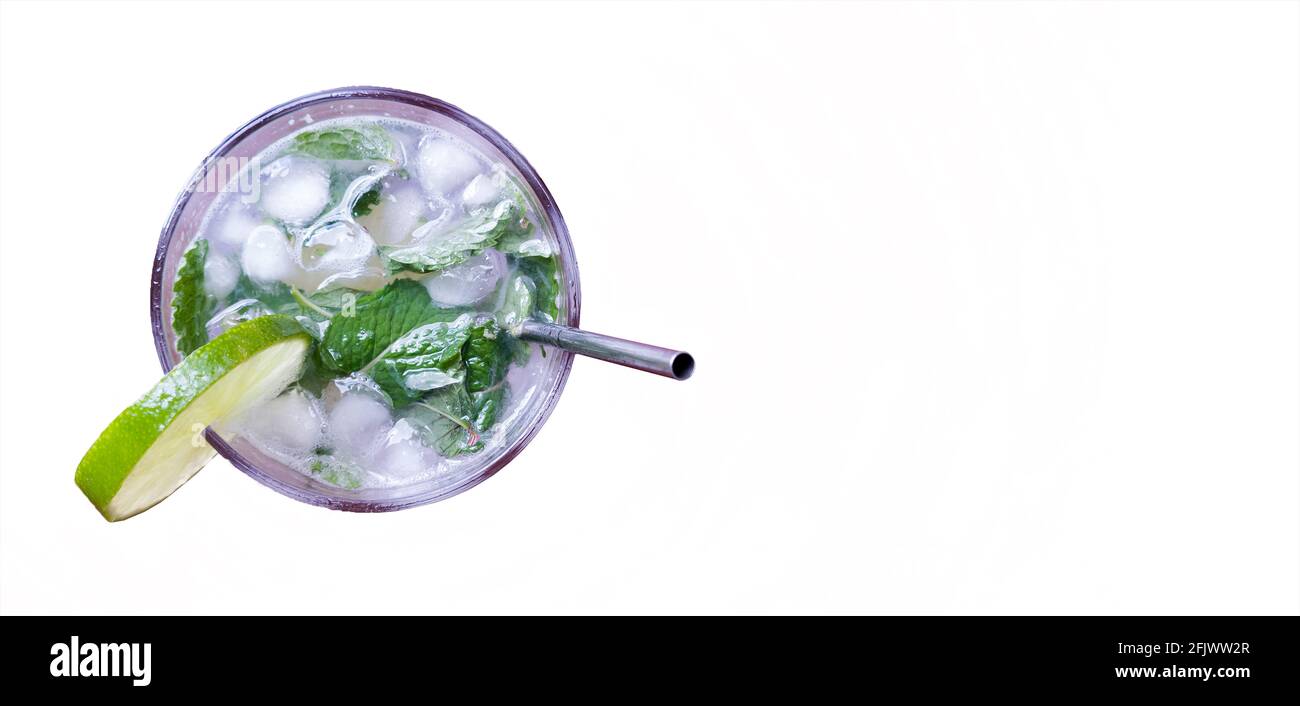 Mojito su sfondo bianco. Immagine orizzontale. Colore bianco. Vista dall'alto. Spazio di copia per il testo. Foto Stock