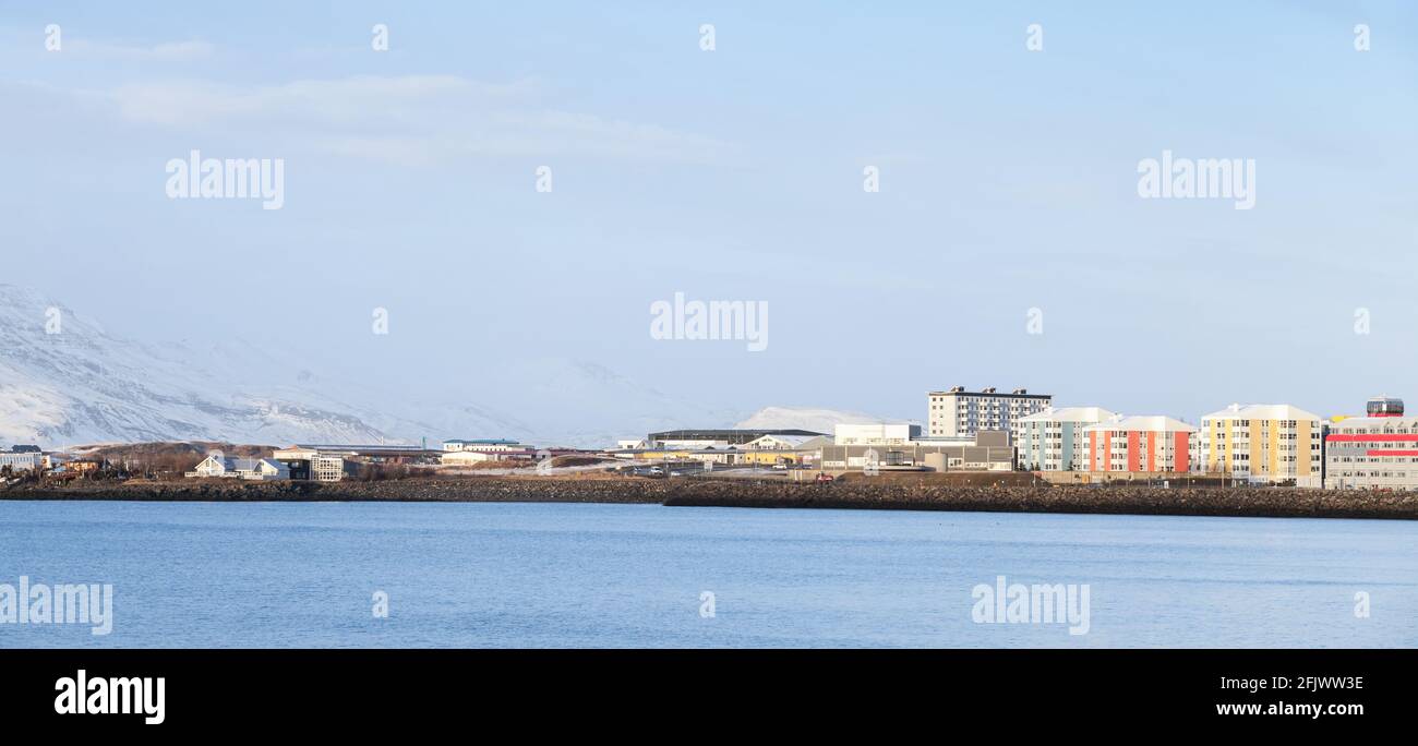 Reykjavik, Islanda. Paesaggio panoramico costiero con moderne case abitate sotto il cielo nuvoloso Foto Stock
