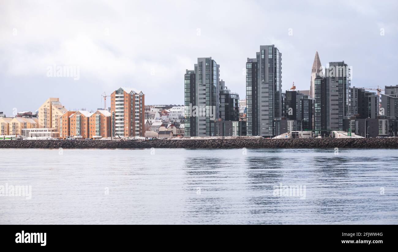 Skyline urbano con edifici moderni. Vista costiera di Reykjavik, capitale dell'Islanda Foto Stock