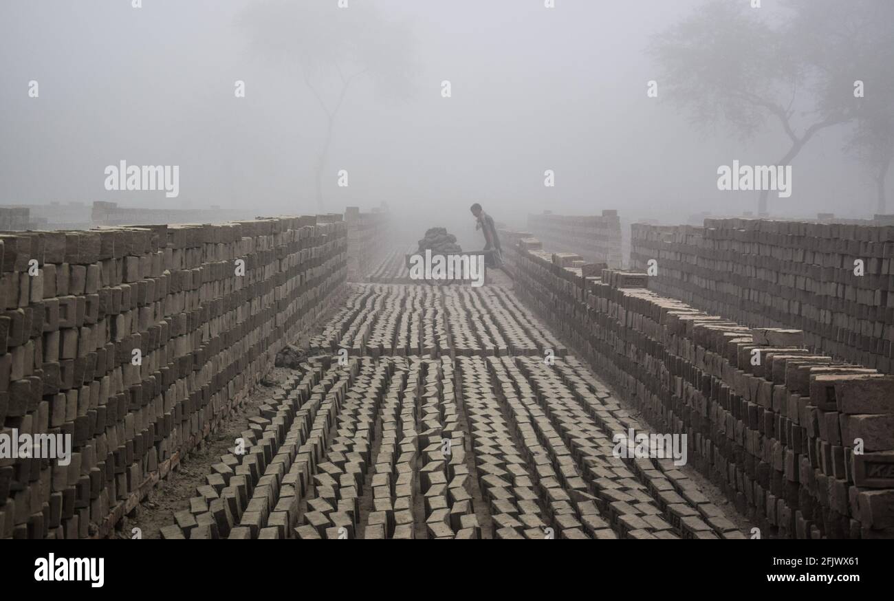 I lavoratori di Brick Kiln in Bangladesh lavorano ogni giorno molto duro dalla luce del giorno fino alla sera per il loro sostentamento dove i guadagni sono una piccola quantità di circa 7 dollari circa al giorno. Foto Stock