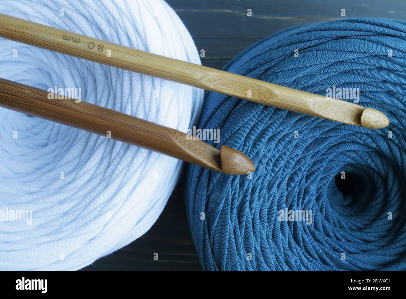 Matasse colorate di filo e uncini a crochet . Hobby. Foto Stock