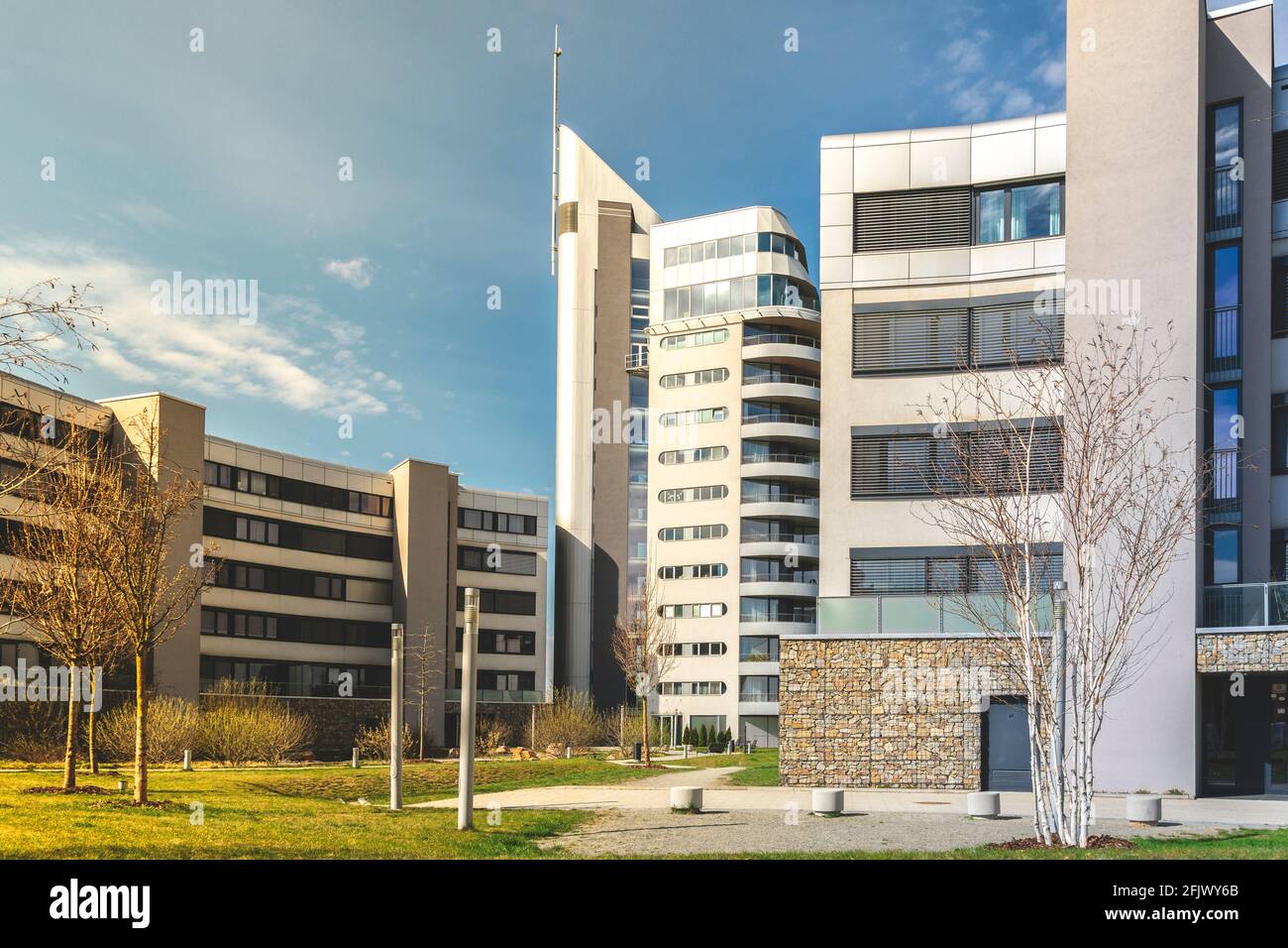 Appartamenti futuristici esterni al giorno di sole. Moderno edificio di appartamenti. Foto Stock