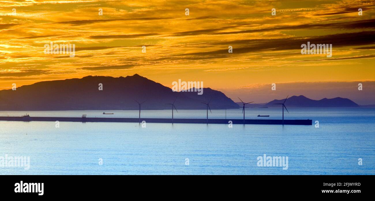 Tramonto sull'estuario di Bilbao con la Bahia de Bizkaia mulini a vento in primo piano Foto Stock