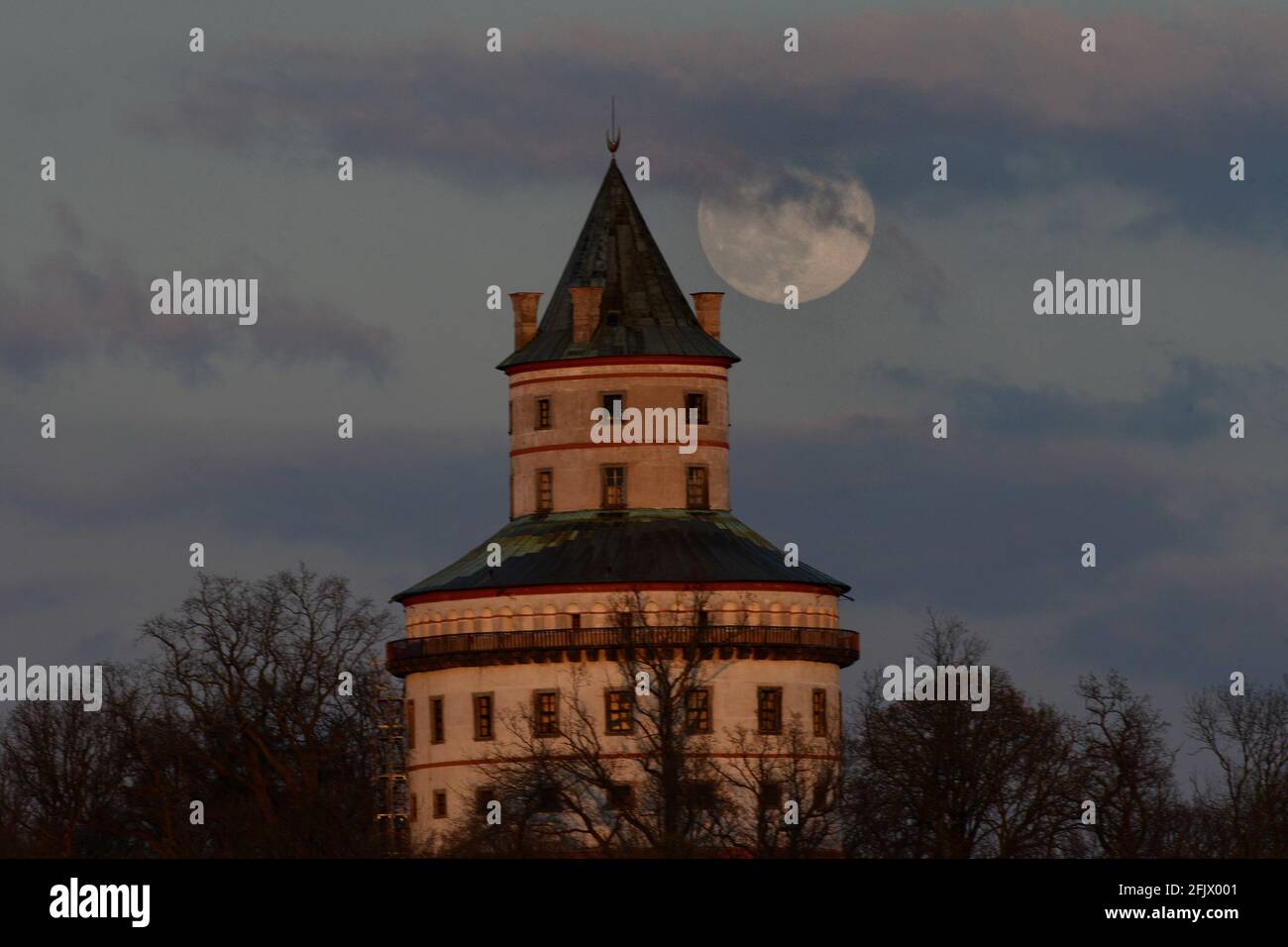 Sobotka, Repubblica Ceca. 26 Apr 2021. Una superluna è vista sopra la Hunting Lodge Humprecht a Sobotka nel paradiso Boemo (80 chilometri a nord da Praga). Una superluna si verifica quando la luna è particolarmente vicina alla Terra mentre è piena. Questa luna piena di aprile si chiama Pink Supermoon. Credit: Slavek Ruta/ZUMA Wire/Alamy Live News Foto Stock