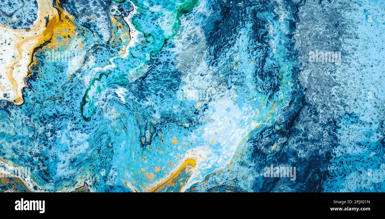 Inchiostro all'alcol blu, motivo a vortice, vernice turchese, arte fluida, stile kintsugi. Marmo liquido, sfondo colorato, tessuto acqueo. Effetto onde del mare, moderno Foto Stock