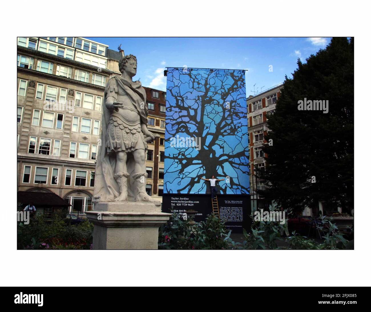 L'artista britannico contemporaneo Adam Ball presenta l'albero uno dei quadri più grandi intrapresi a 32 piedi di altezza da 22 piedi di larghezza, in Piazza d'Oro, Soho dal 2 al 18 settembre 2002.pic David Sandison 1/9/2002 Foto Stock