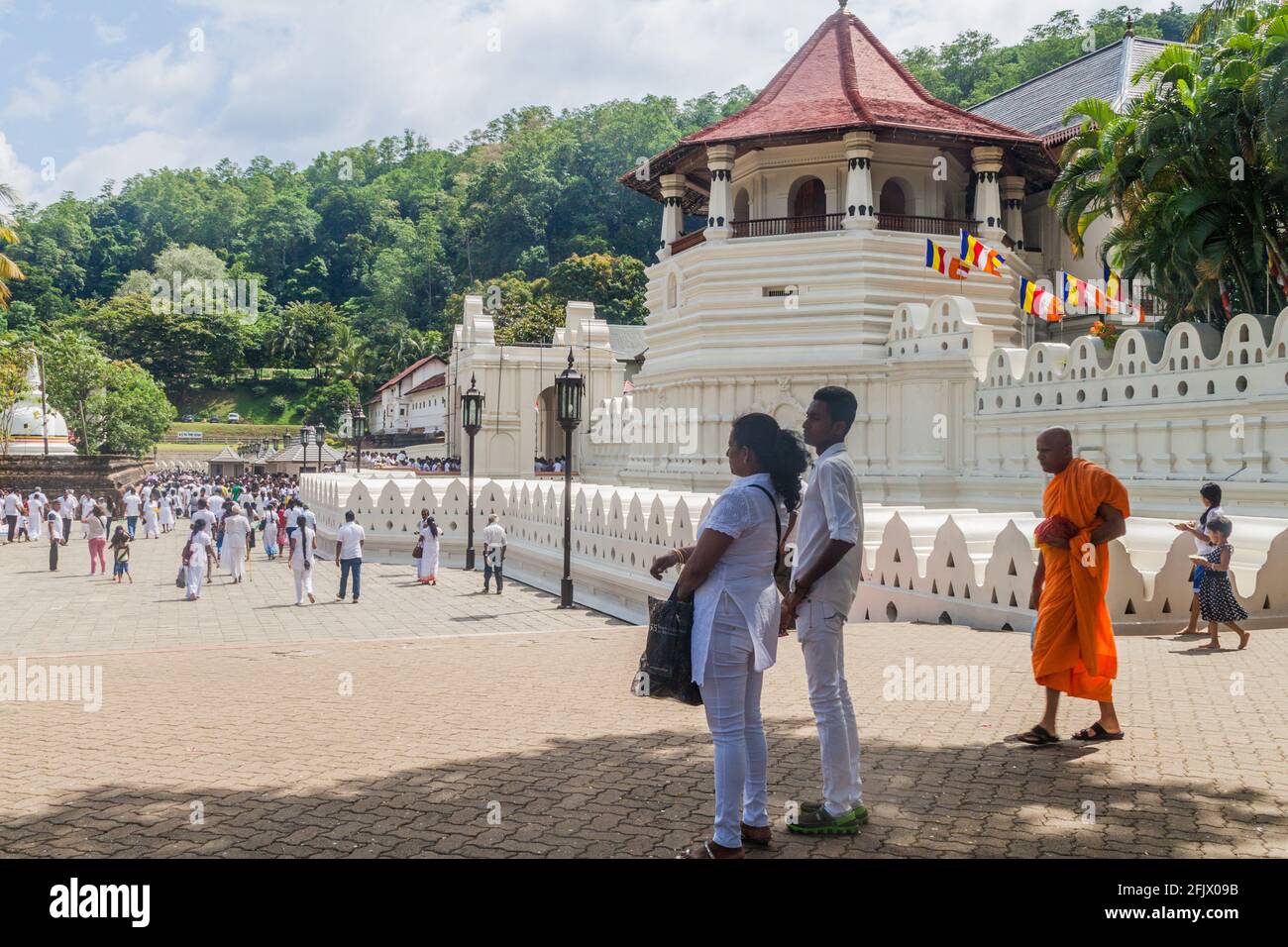 KANDY, SRI LANKA - 19 LUGLIO 2016: I devoti buddisti vestiti bianchi visitano il Tempio della Reliquia del dente Sacro durante la vacanza della Luna piena di Poya. Foto Stock