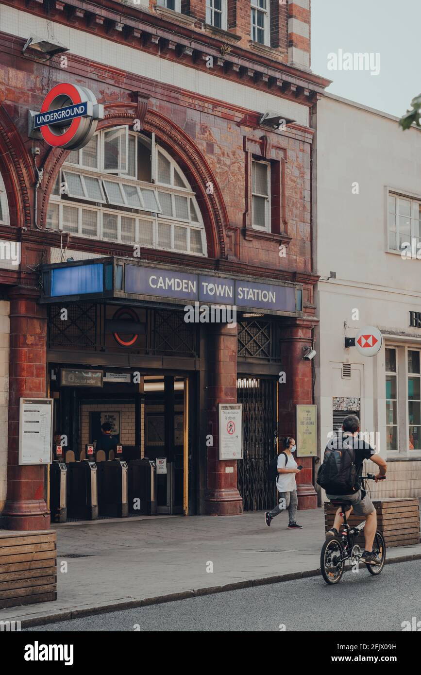 Londra, Regno Unito - 12 agosto 2020: Ingresso della stazione della metropolitana di Camden Town, un importante incrocio per la Northern Line, dove si trova la filiale di Edgware e High Barnet Foto Stock