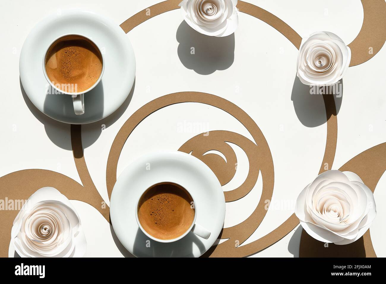 Tazze di caffè espresso, cerchi Fibonacci. Espresso, gustosa perfezione. Concetto di rapporto d'oro, fiori di carta, rose bianche. Posa piatta, carta art poll Foto Stock