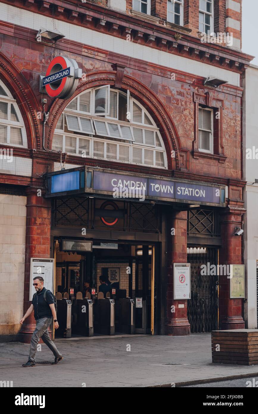Londra, Regno Unito - 12 agosto 2020: Ingresso della stazione della metropolitana di Camden Town, un importante incrocio per la Northern Line, dove si trova la filiale di Edgware e High Barnet Foto Stock