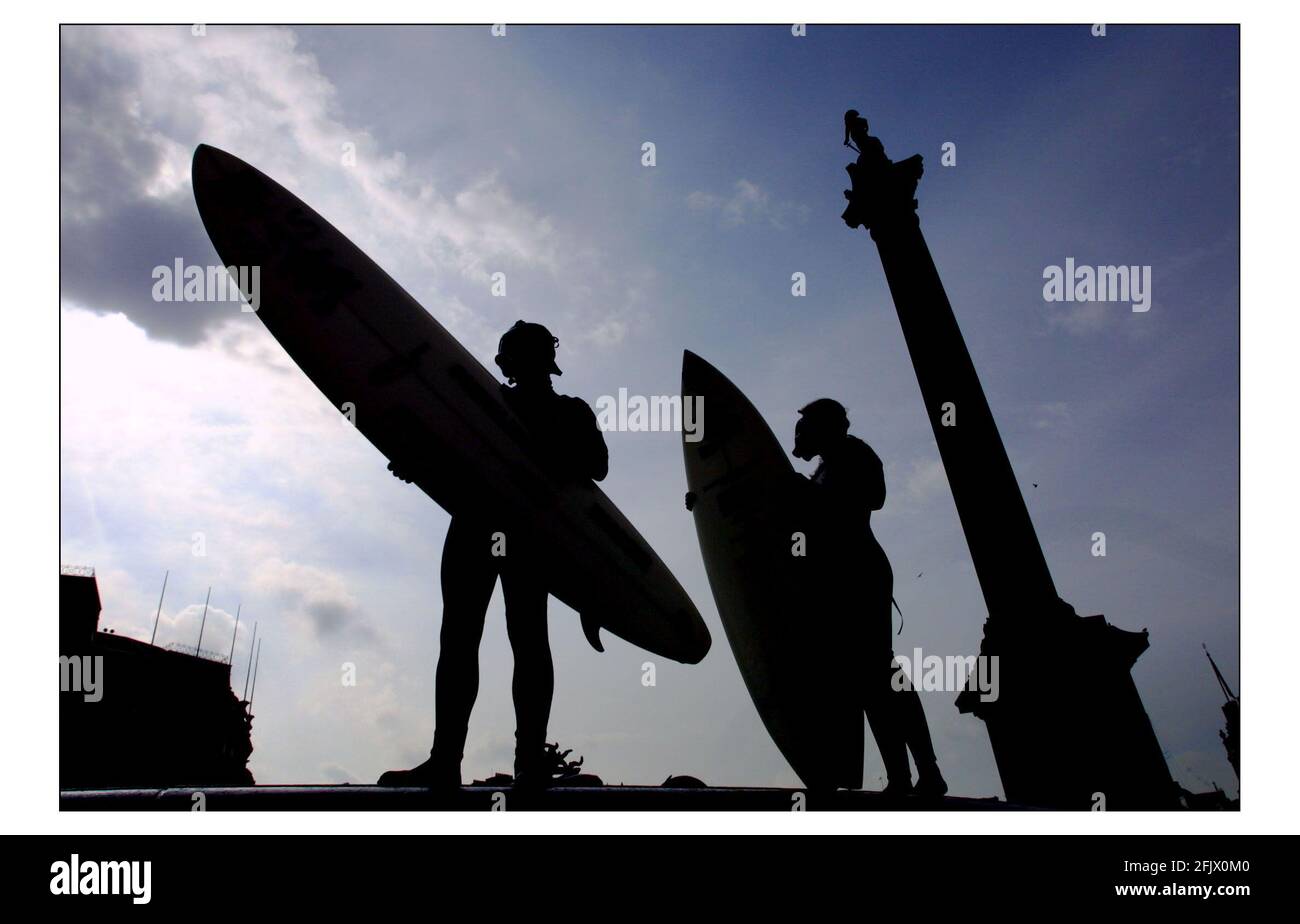 Una delegazione Surfers Against Sewage di surfers wetsuited con maschere antigas E messaggi di acqua sostenibile per la vita sostenibile sul loro Tavole da surf in Trafalgar Square prima di consegnare un sacco grande di I fanghi di depurazione riciclati all'Alto Commissariato sudafricano Del vertice della Terra a Johannesburg la prossima settimana.pic David Sandison 22/8/2002 Foto Stock