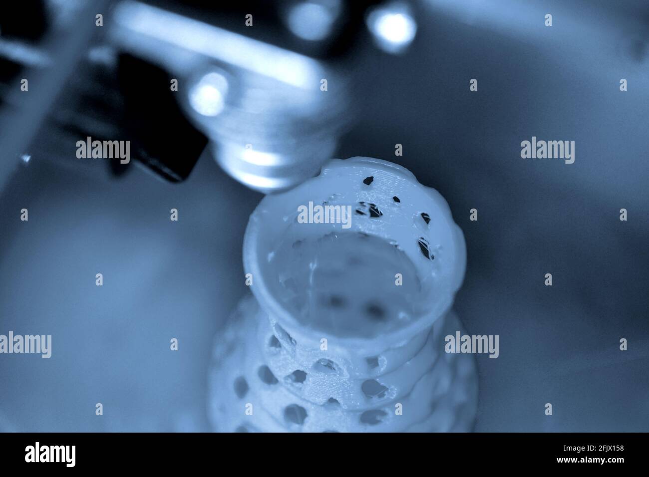 La stampante 3D stampa dal closeup della figura in plastica. Foto Stock