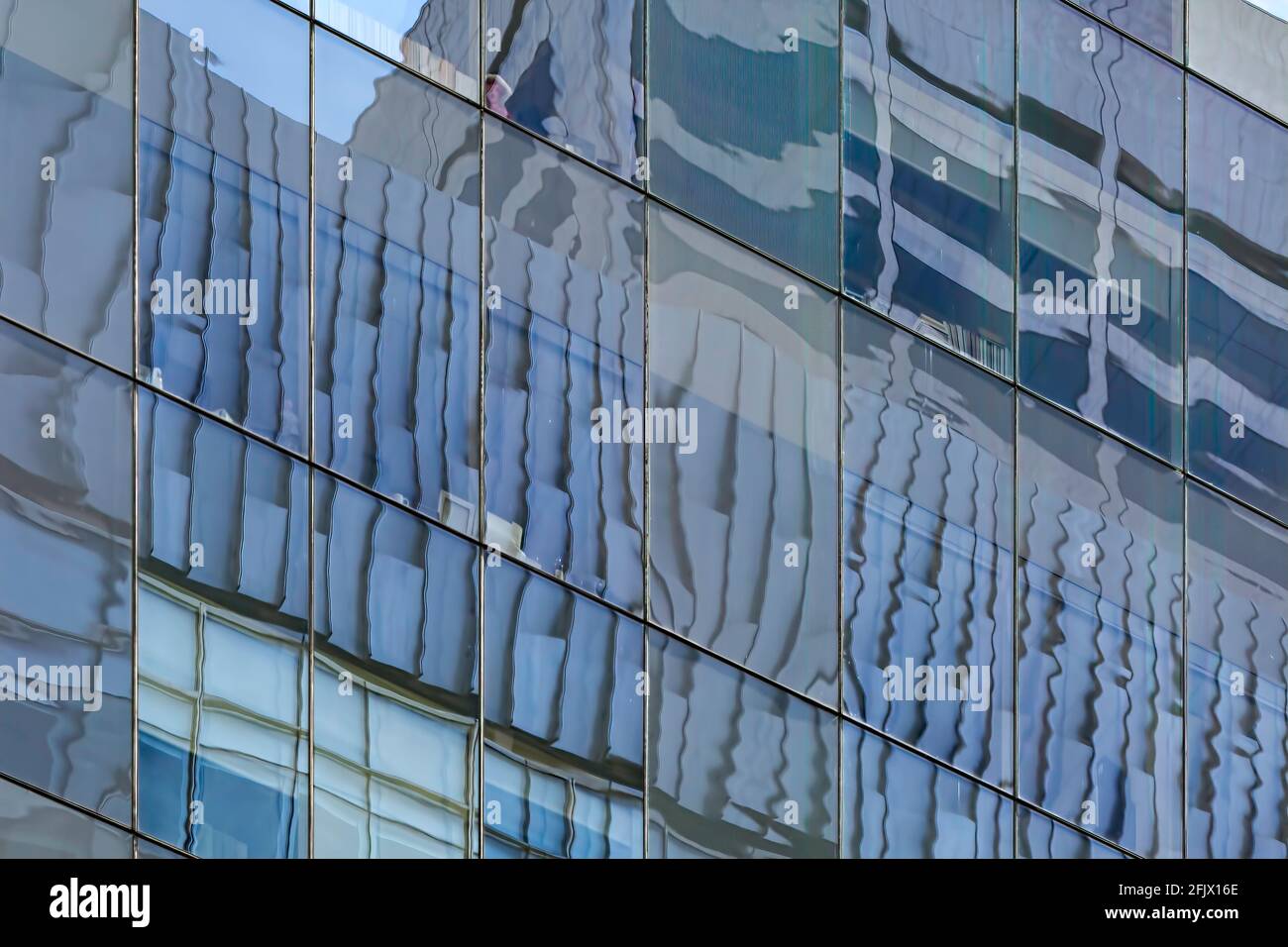 Griglie in vetro riflettente e acciaio nei grattacieli degli uffici di New York City. Foto Stock