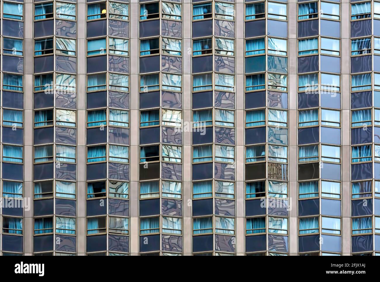 Finestre pseudo-baia formano nastri di vetro attraverso le facciate nord e sud della torre NY Hilton. Foto Stock