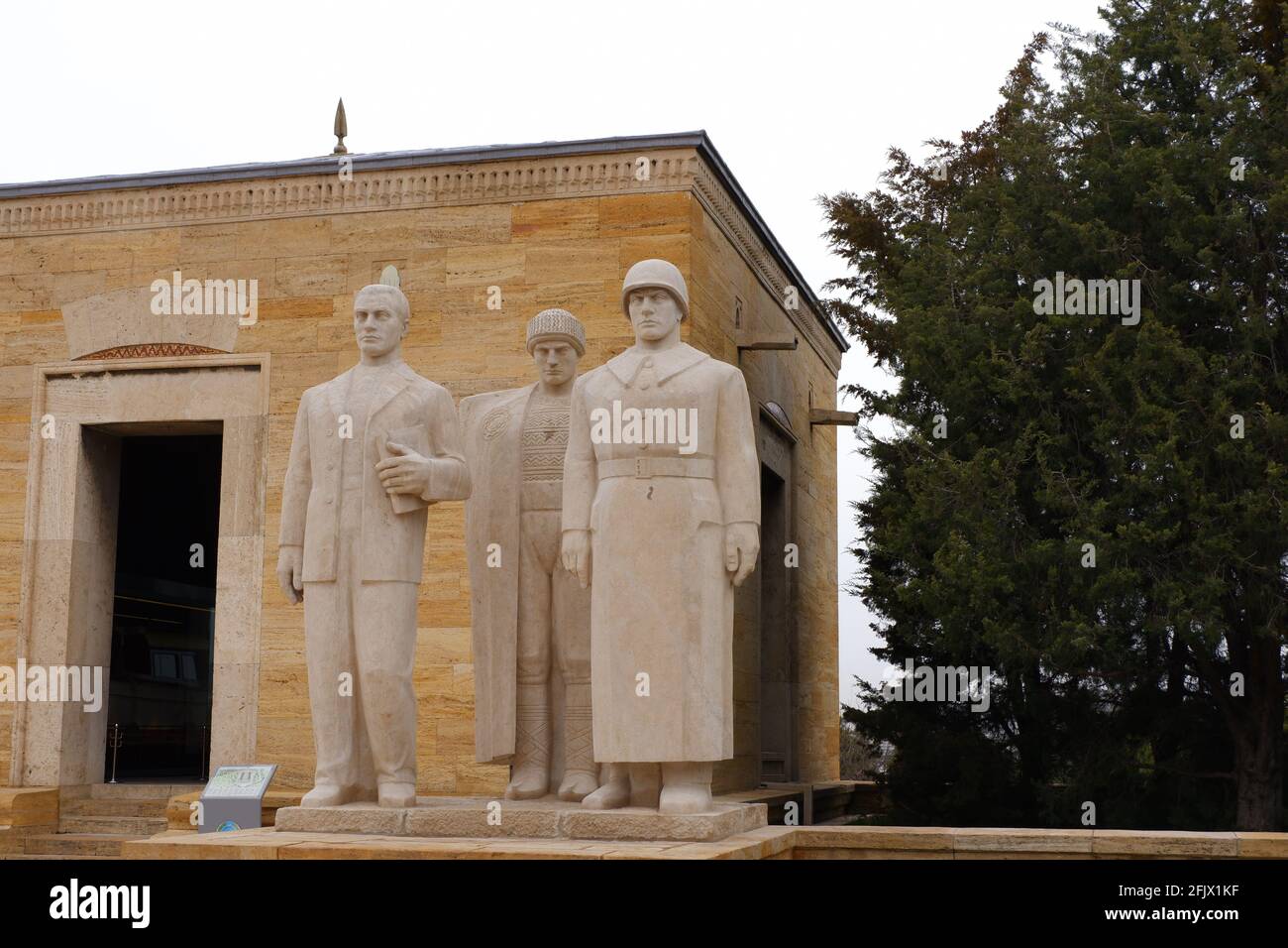 Gruppo della Statua degli uomini di fronte alla Freedom Tower Anıtkabir (Mausoleo di Atatürk) - Ankara Foto Stock
