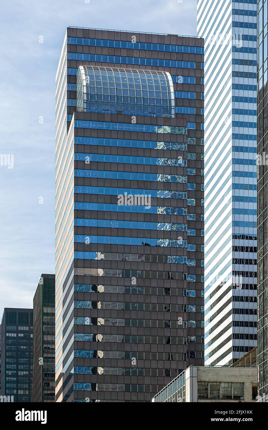 900 Third Avenue, accanto al suo più famoso vicino, 601 Lexington Avenue, l'ex Citicorp Building. (Guardando verso sud lungo Third Avenue) Foto Stock