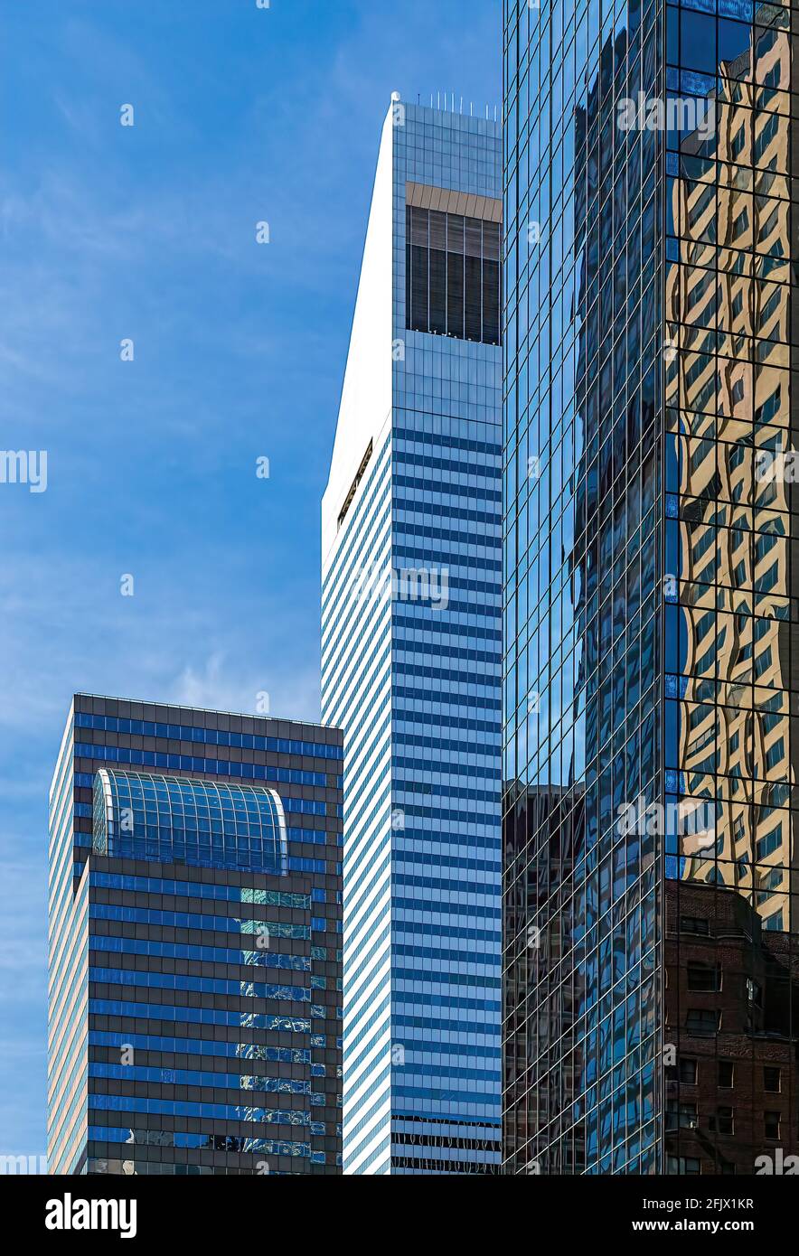 601 Lexington Avenue, l'ex Citicorp Center, è incorniciato da 900 Third Avenue e 641 Lexington Avenue (guardando a sud lungo Third Avenue) a Midtown Foto Stock