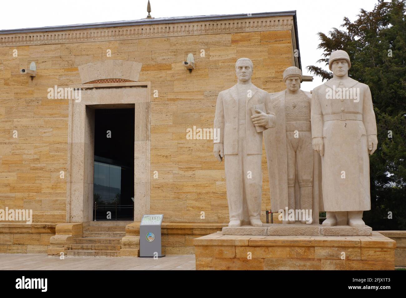 Gruppo della Statua degli uomini di fronte alla Freedom Tower Anıtkabir (Mausoleo di Atatürk) - Ankara Foto Stock