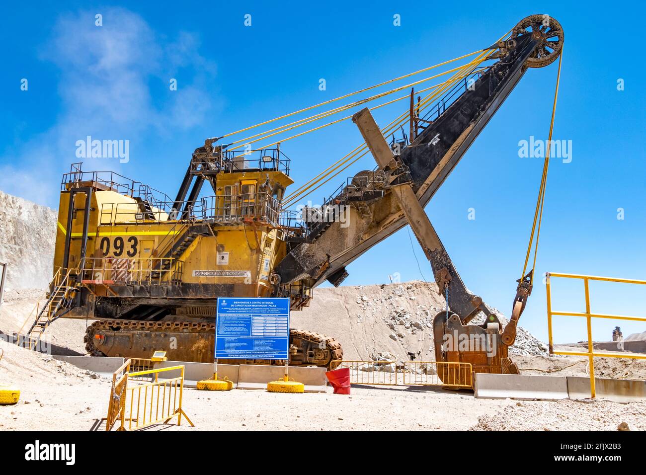 Camion a grande raggio e macchinari che lavorano a Chuquicamata, la più grande miniera di rame a cielo aperto del mondo, Calama, Cile Foto Stock