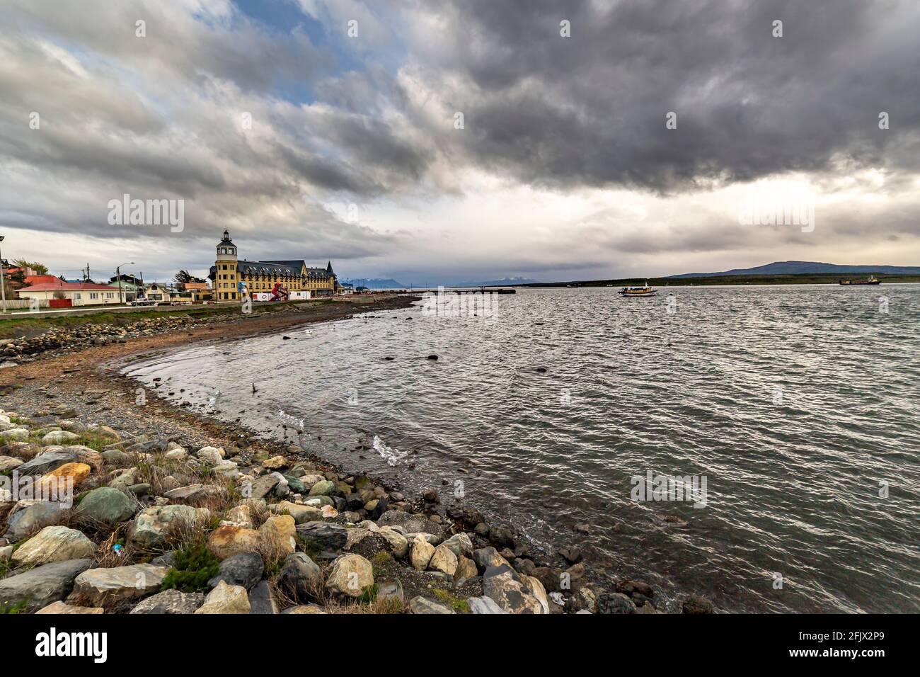 Puerto Natales, Cile - Golfo Almirante Montt, le acque del Pacifico in Patagonia Chielan, regione di Magallanes. Foto Stock