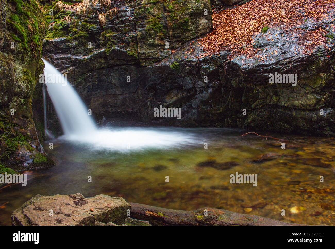 Piccola cascata in montagna a lunga esposizione Foto Stock