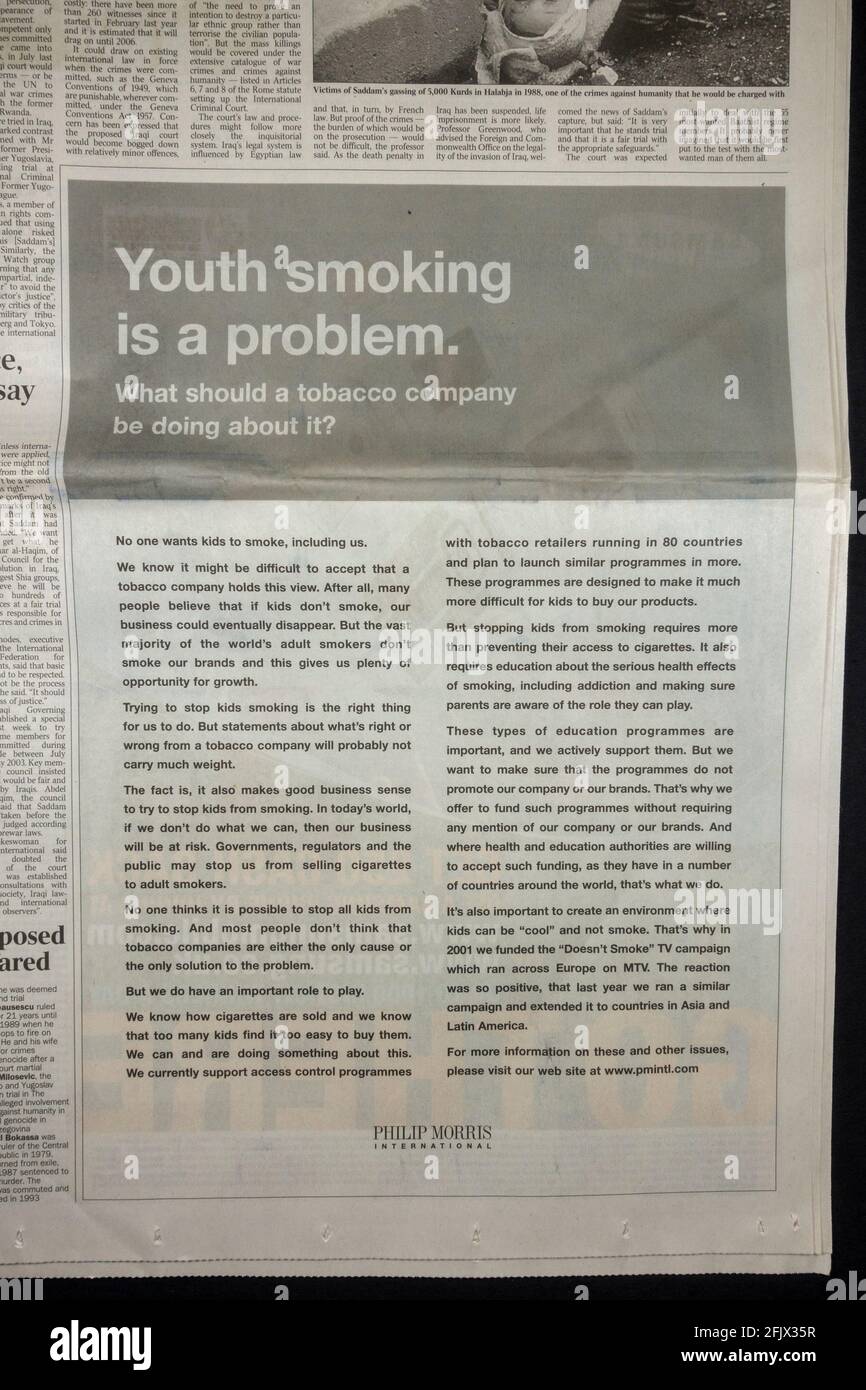 'Il fumo giovanile è un problema' informazioni 'ad' di Philip Morris International Inside the Times Newspaper UK il 15 dicembre 2003. Foto Stock