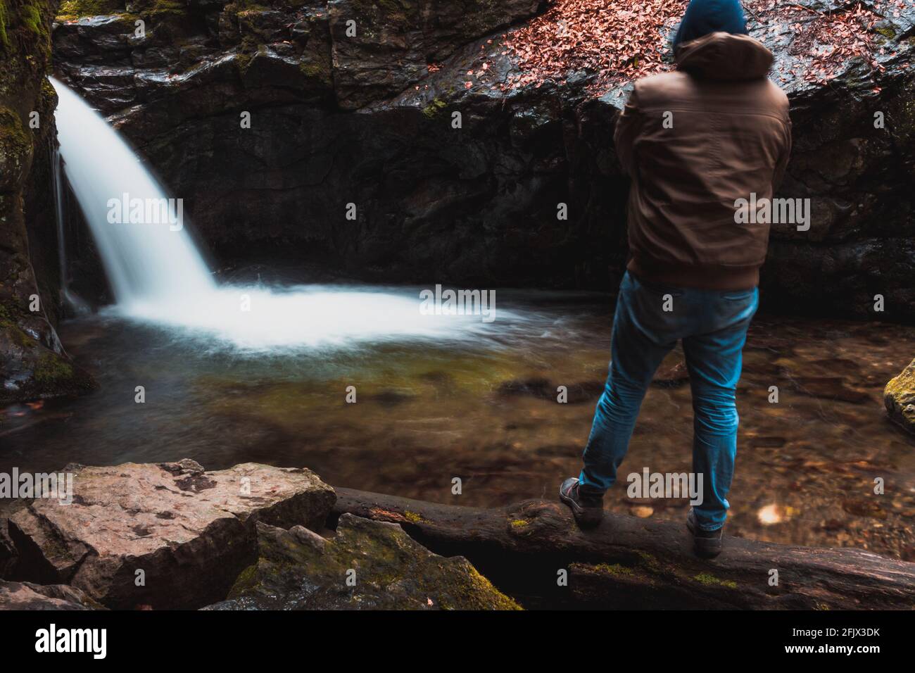 Piccola cascata in montagna a lunga esposizione Foto Stock
