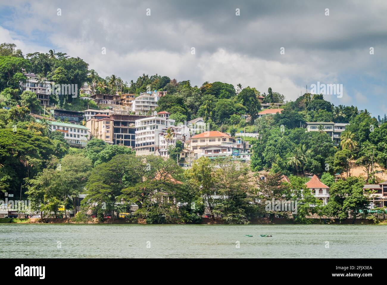 Lago di Bogambara e case sulle piste a Kandy, Sri Lanka Foto Stock