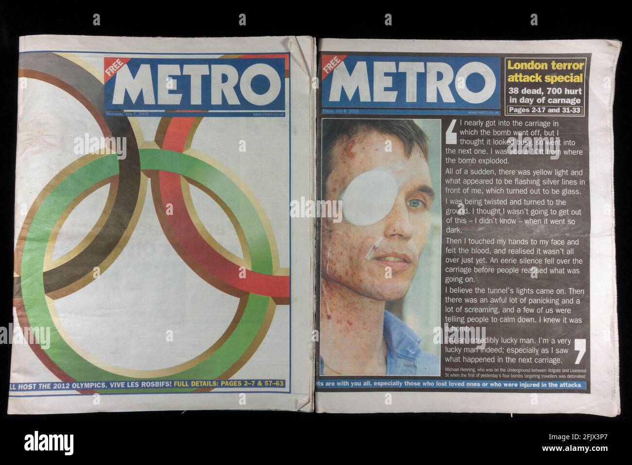 Le prime pagine dei quotidiani della metropolitana di Londra sono pubblicate il 7 (a sinistra) e l'8 (a destra) luglio 2005 prima e dopo gli attacchi dei terroristi. (VEDERE NOTE) Foto Stock