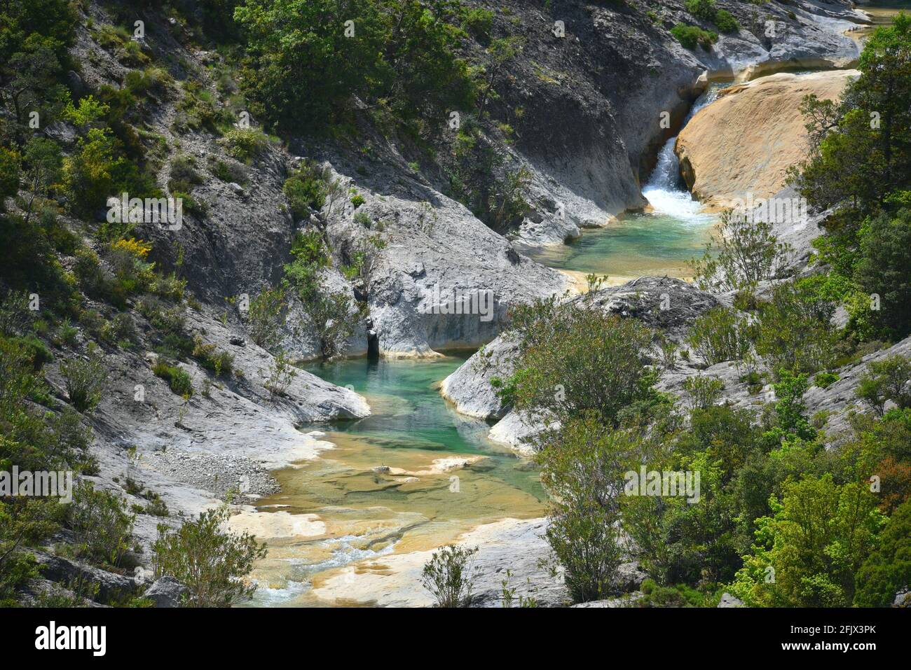 Paesaggio panoramico di un flusso naturale sulle montagne del Parnon in Arcadia, Grecia peloponneso. Foto Stock