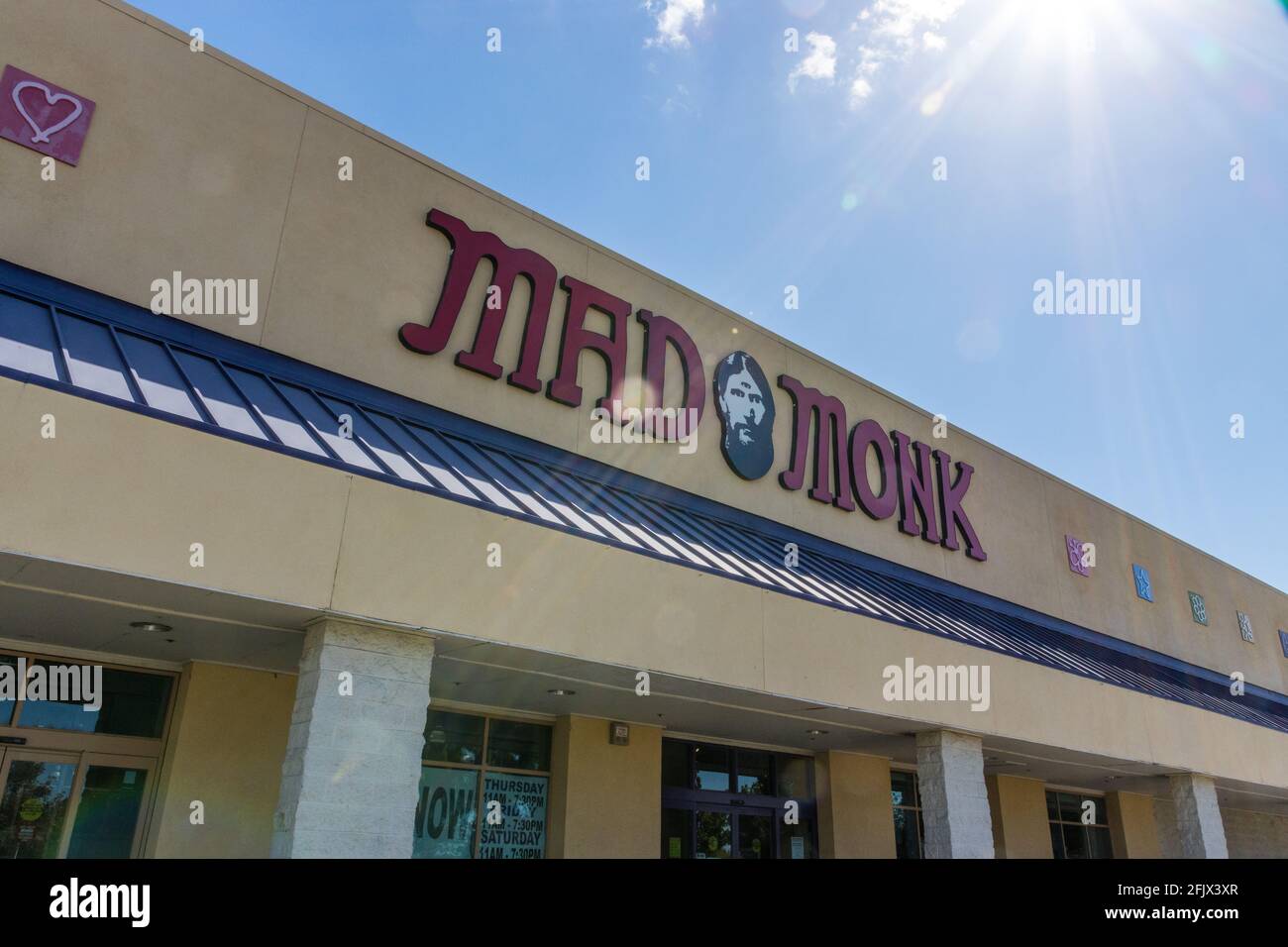 Il Mad Monk (precedentemente Rasputin Records) usava dischi, cd, video e negozio di abbigliamento usato a Modesto California USA Foto Stock