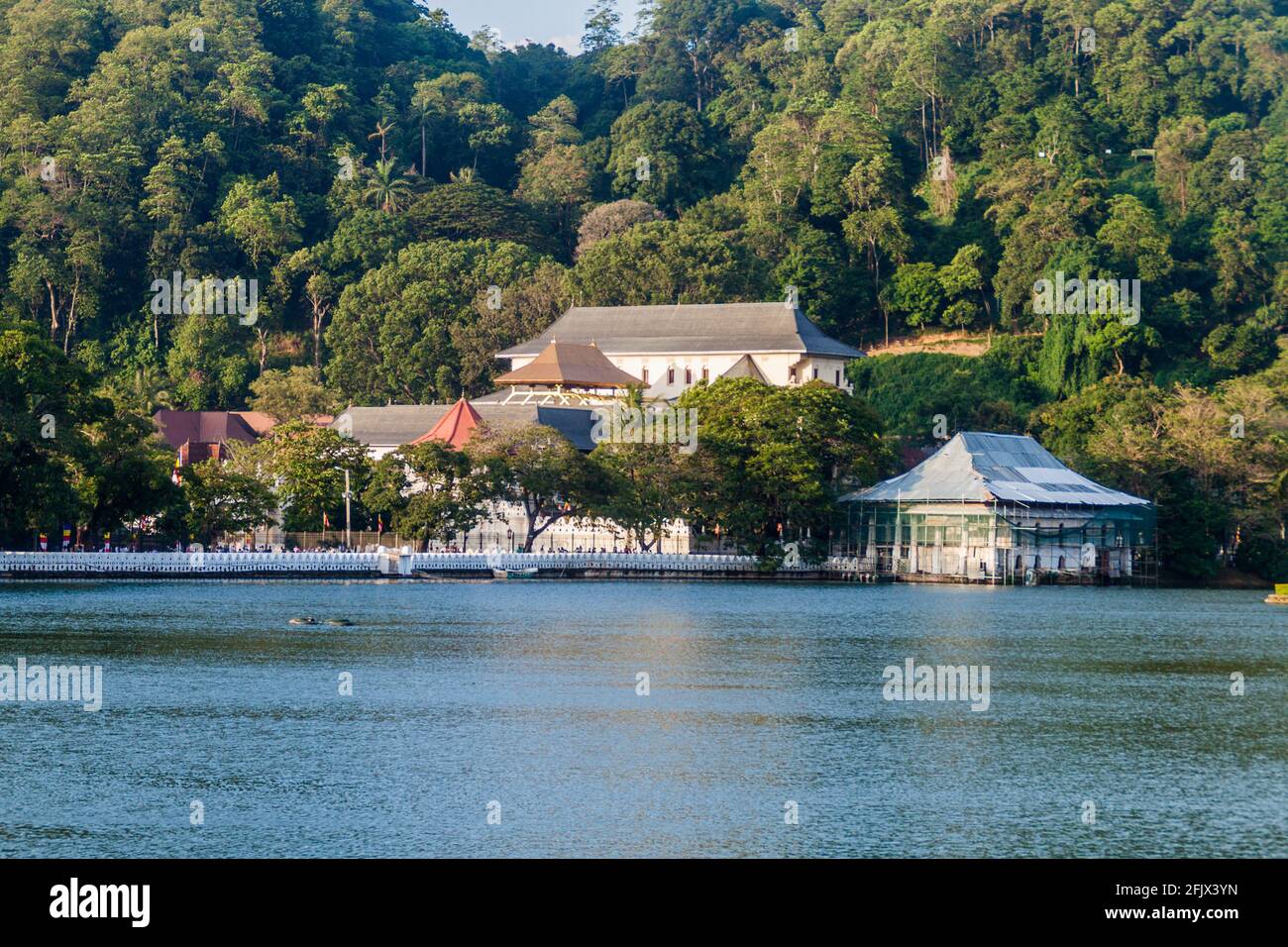 Lago di Bogambara e tempio della reliquia del dente Sacro a Kandy, Sri Lanka Foto Stock