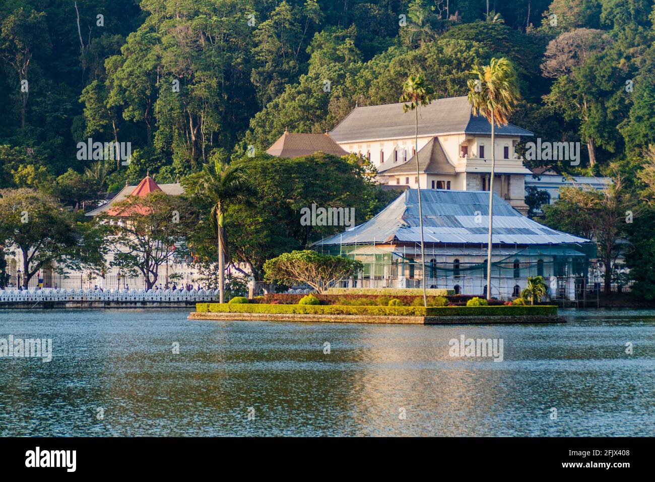 Lago di Bogambara e tempio della reliquia del dente Sacro a Kandy, Sri Lanka Foto Stock