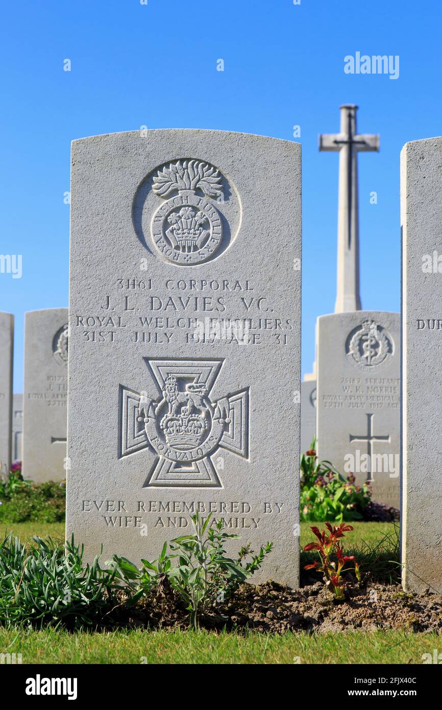 Tomba del caporale destinatario del CV gallese James Llewellyn Davies (1886-1917) al Canada Farm Cemetery a Elverdinge (Ypres), Belgio Foto Stock