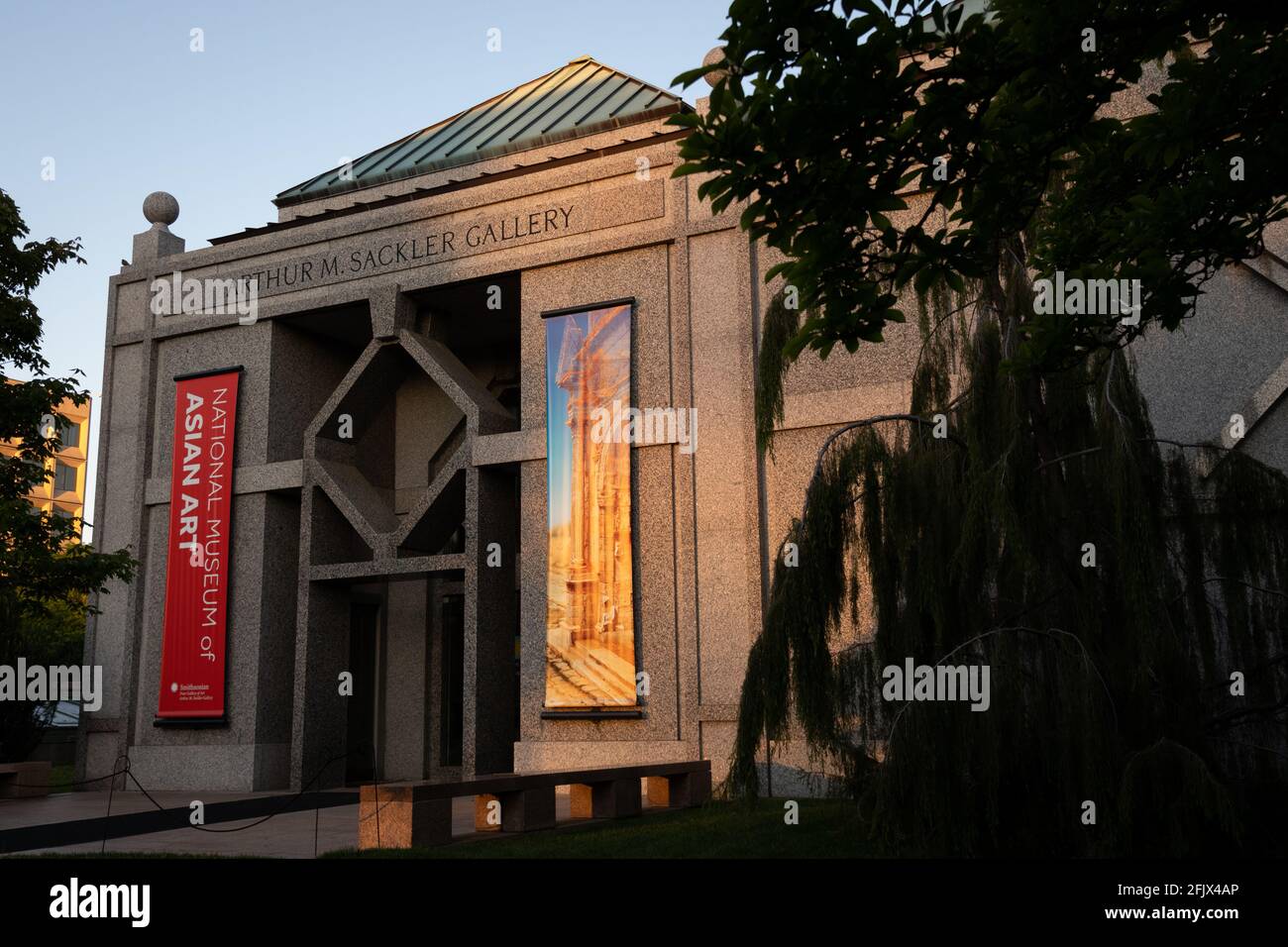 Washington, Stati Uniti. 26 Apr 2021. Una visione generale della Arthur M. Sackler Gallery, parte della Smithsonian Institution, a Washington, DC, lunedì 26 aprile, 2021, in mezzo alla pandemia del coronavirus. Con una posizione appena fuori dal National Mall, il meno noto museo Smithsonian si concentra sull'arte asiatica ed è stato chiamato dal benefattore della famiglia Sackler che ha fatto molto della loro fortuna dalla vendita di oppioidi da prescrizione. (Graeme Sloan/Sipa USA) Credit: Sipa USA/Alamy Live News Foto Stock