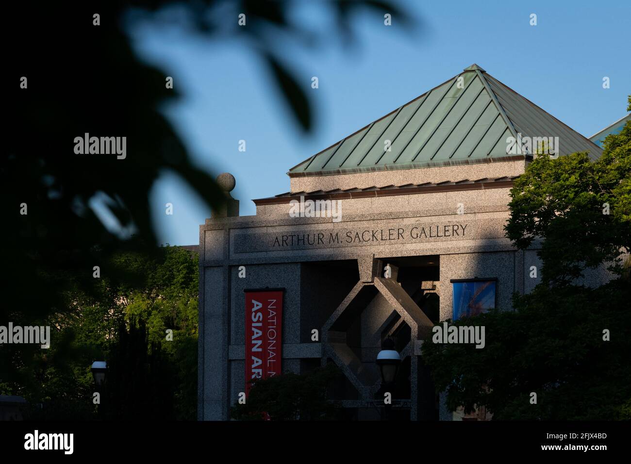 Washington, Stati Uniti. 26 Apr 2021. Una visione generale della Arthur M. Sackler Gallery, parte della Smithsonian Institution, a Washington, DC, lunedì 26 aprile, 2021, in mezzo alla pandemia del coronavirus. Con una posizione appena fuori dal National Mall, il meno noto museo Smithsonian si concentra sull'arte asiatica ed è stato chiamato dal benefattore della famiglia Sackler che ha fatto molto della loro fortuna dalla vendita di oppioidi da prescrizione. (Graeme Sloan/Sipa USA) Credit: Sipa USA/Alamy Live News Foto Stock