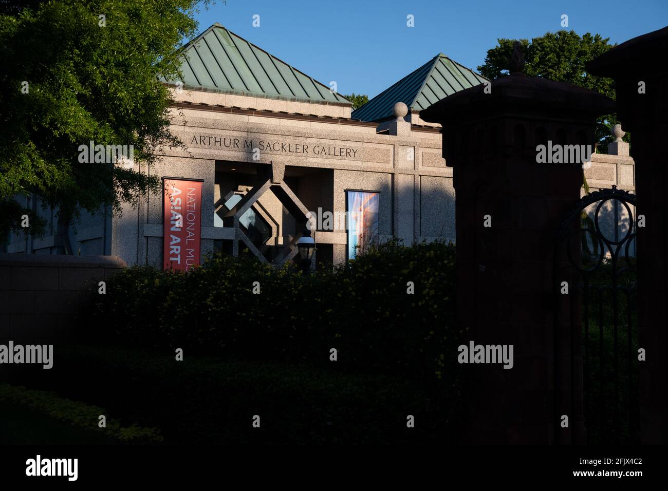 Washington, Stati Uniti. 26 Apr 2021. Una visione generale della Arthur M. Sackler Gallery, parte della Smithsonian Institution, a Washington, DC, lunedì 26 aprile, 2021, in mezzo alla pandemia del coronavirus. Con una posizione appena fuori dal National Mall, il meno noto museo Smithsonian si concentra sull'arte asiatica ed è stato chiamato dal benefattore della famiglia Sackler che ha fatto molto della loro fortuna dalla vendita di oppioidi da prescrizione. (Graeme Sloan/Sipa USA) Credit: Sipa USA/Alamy Live News Foto Stock