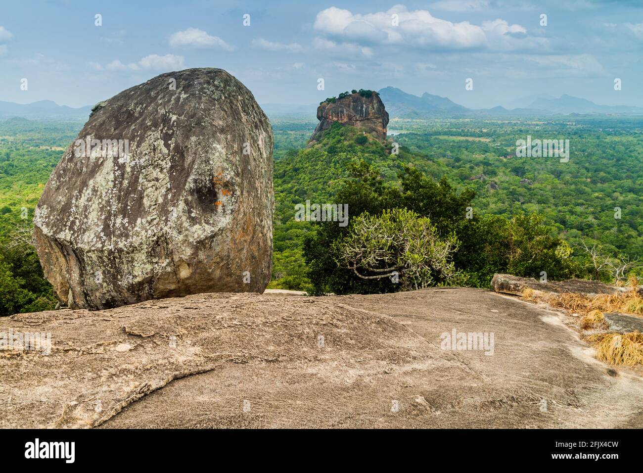 Vista della roccia del Leone di Sigiriya dalla vicina Pidurangala Rock, Sri Lanka Foto Stock