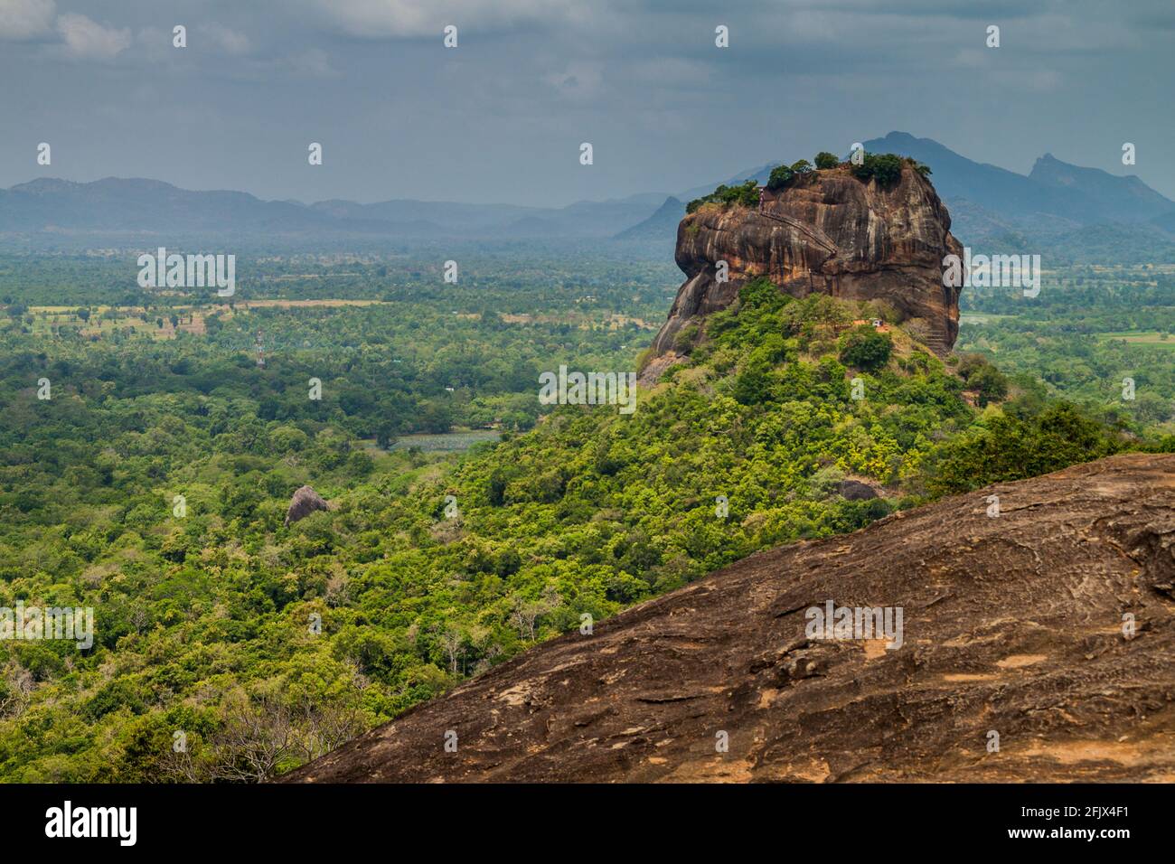 Vista della roccia del Leone di Sigiriya dalla vicina Pidurangala Rock, Sri Lanka Foto Stock