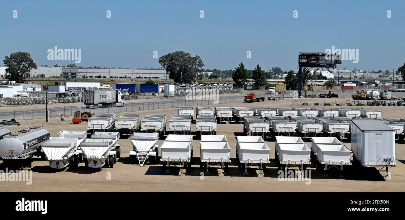 Rimorchi di camion parcheggiati lungo la strada statale 120 a Lathrop, California Foto Stock