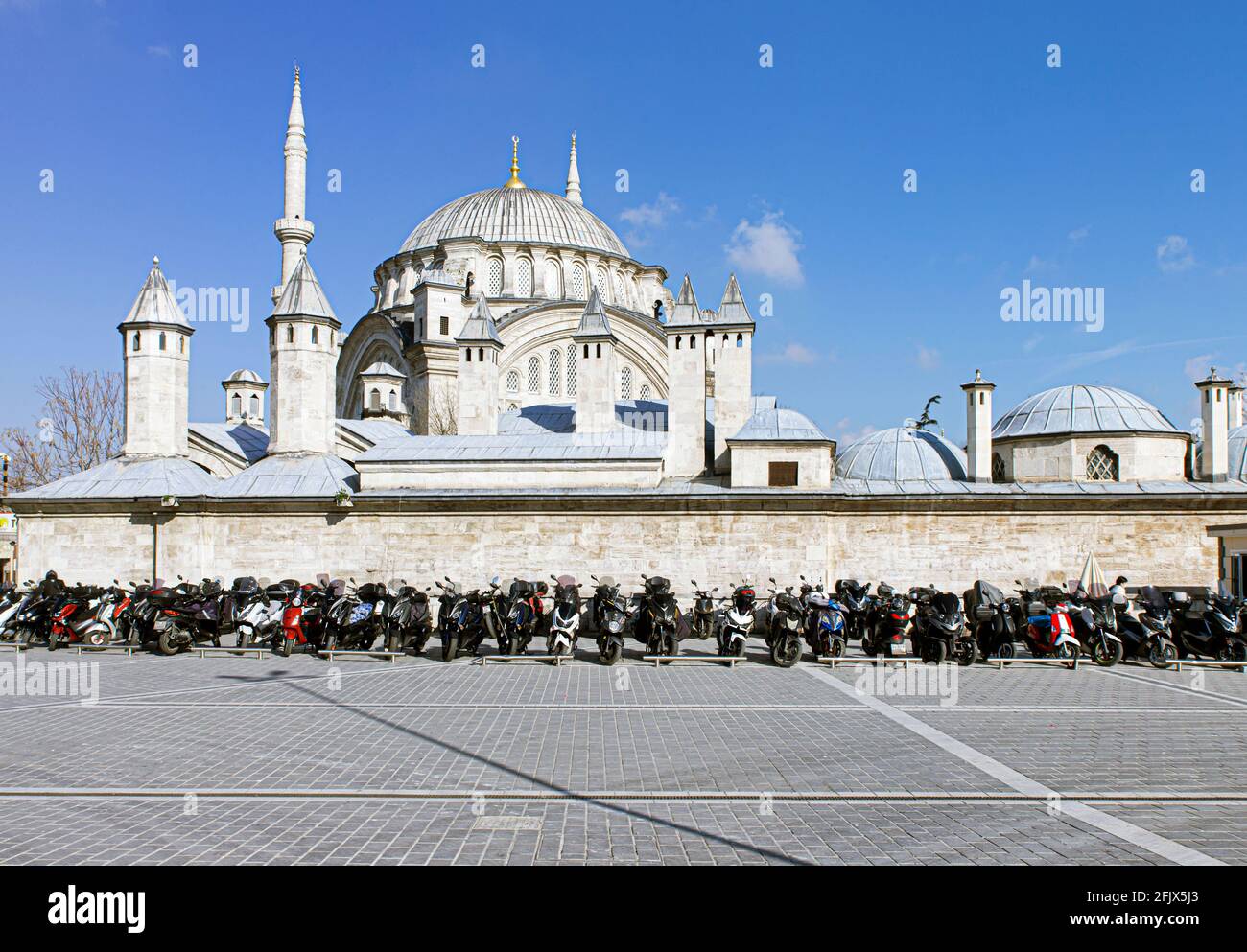 Cemberlitas, Istanbul Turchia - 1 marzo 2021: Moschea Nuru Osmaniye e decine di moto parcheggiate in file. Foto Stock