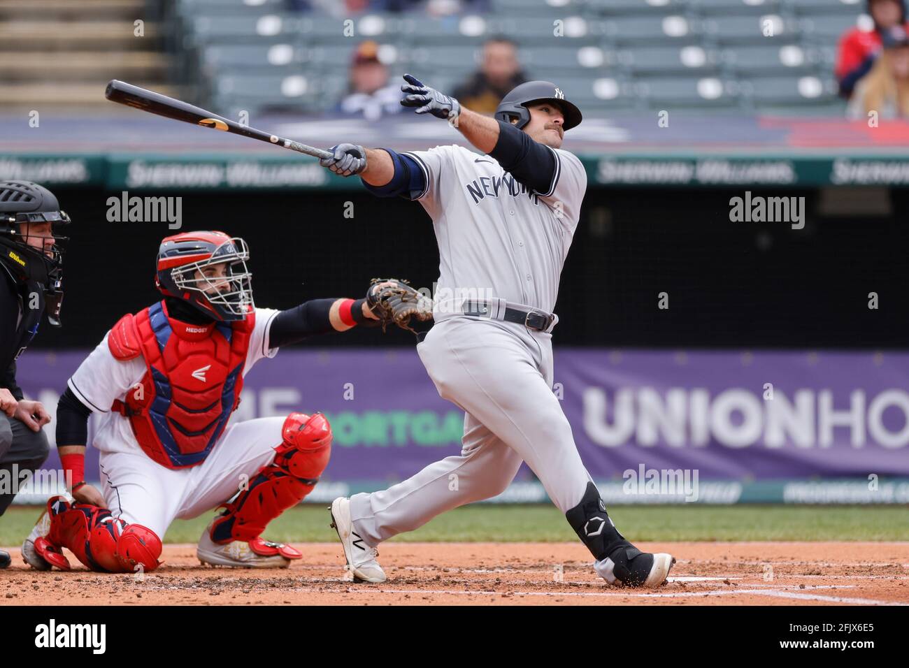 CLEVELAND, OH - 25 APRILE: Mike Ford (36) dei New York Yankees pipistrelli durante una partita contro gli Indiani Cleveland al campo progressivo il 25 aprile 20 Foto Stock