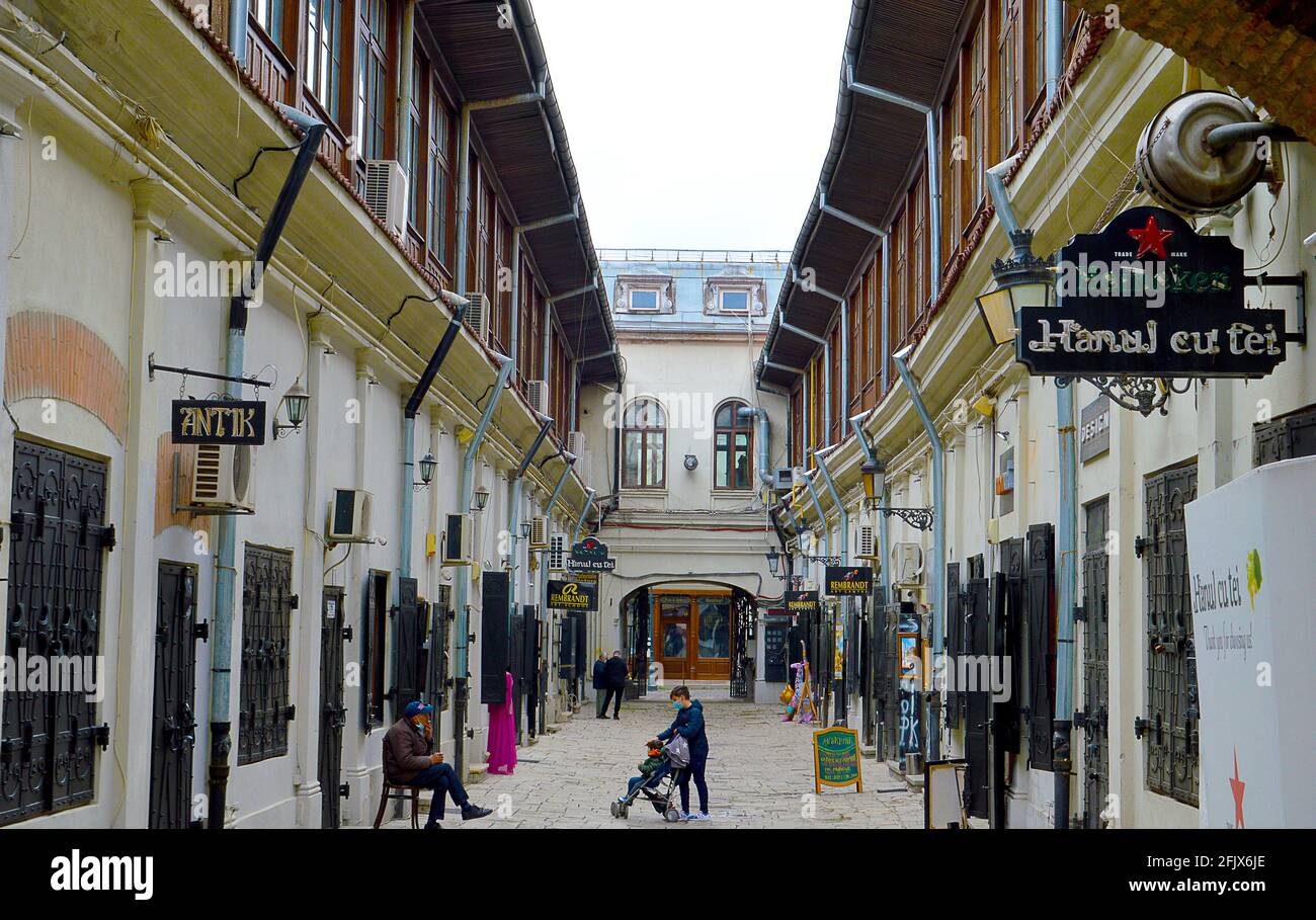 BUCAREST, ROMANIA - 19 APRILE 2021: Hanul cu Tei, locanda del Linden Tree, una delle più antiche osterie di Bucjarest, al largo delle strade di Lipscani e Bl Foto Stock