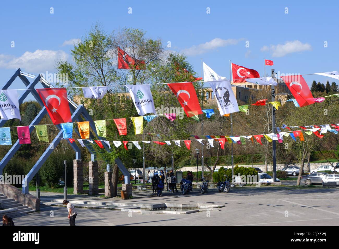 Bandiere e striscioni all'Anitpark Cankaya/Ankara, decorati per vacanze nazionali Foto Stock