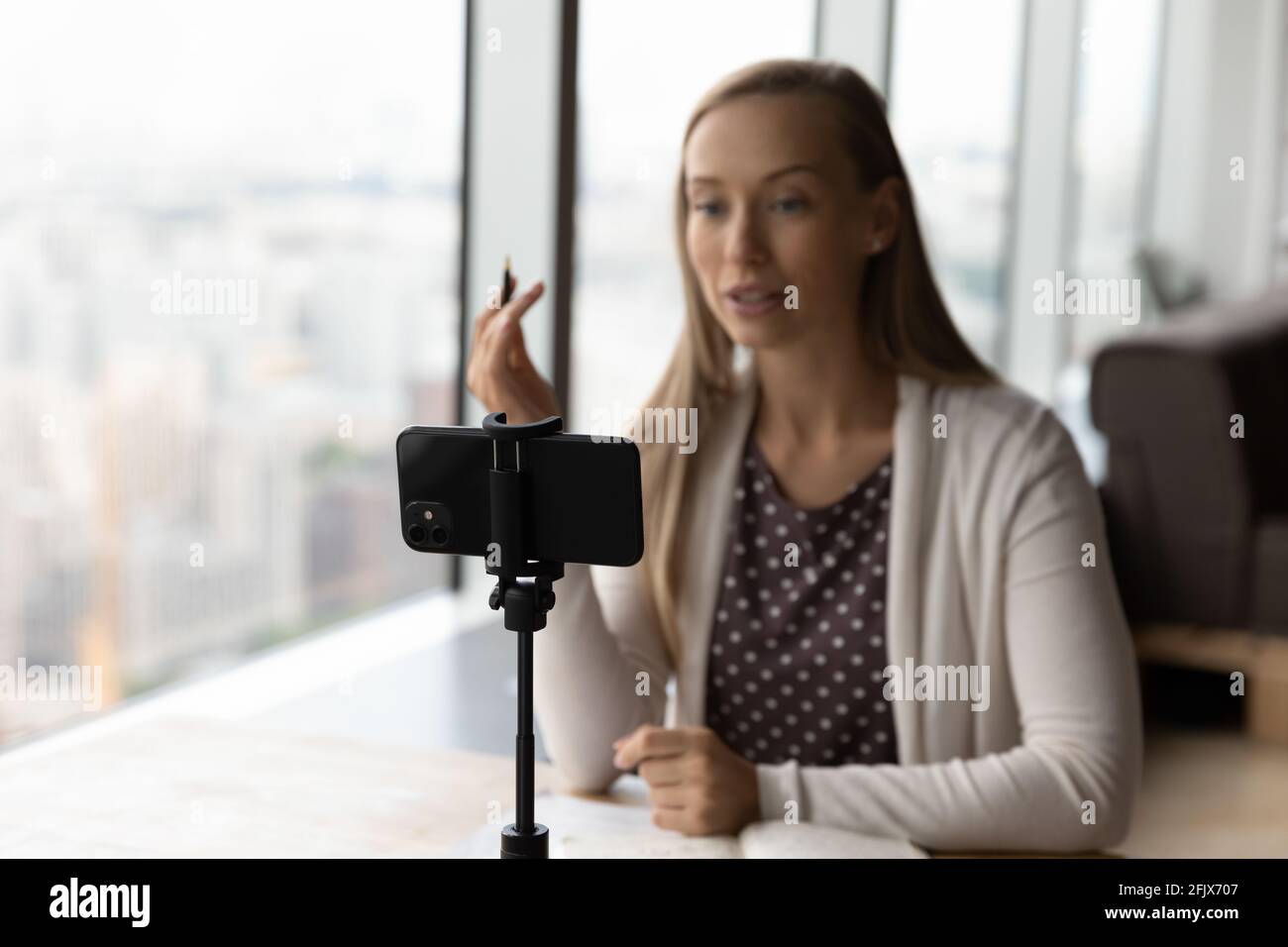Smartphone moderno sparare allenatore femminile sparare dal vivo Foto Stock