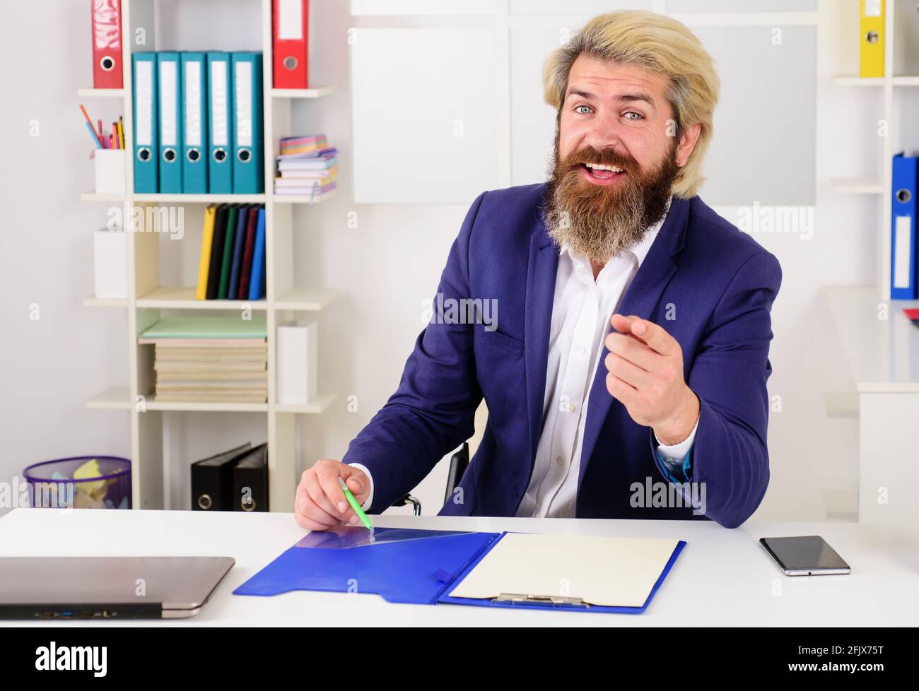 Lavoro in ufficio. Uomo d'affari sorridente in ufficio. Felice uomo sopportato in vestito. Esperto aziendale. Foto Stock