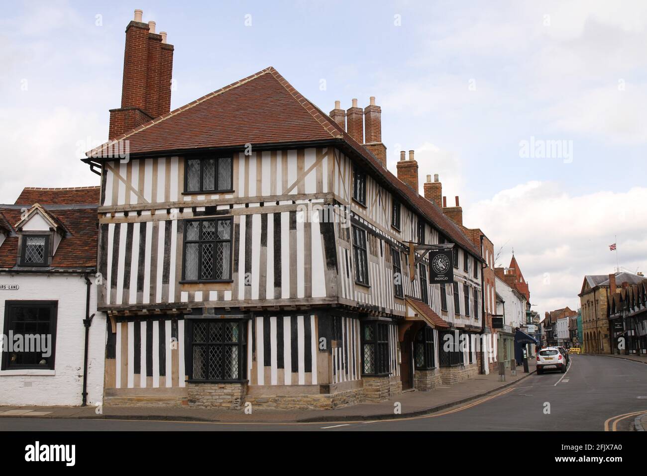 Un edificio bianco e nero a graticcio, il Falcon, Indigo Hotel, Stratford Upon Avon, Warwickshire, REGNO UNITO. Foto Stock
