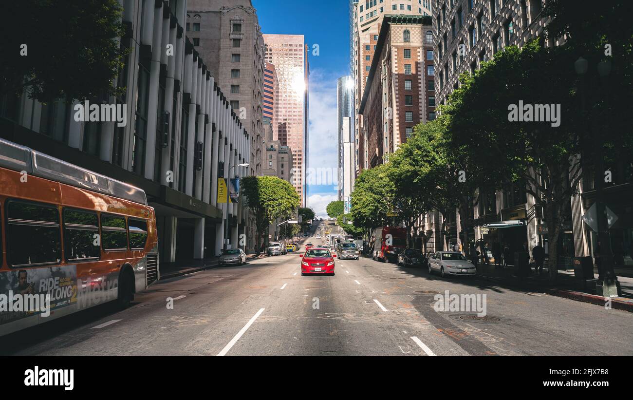 Auto rossa nel mezzo della strada, Los Angeles, California, Stati Uniti Foto Stock