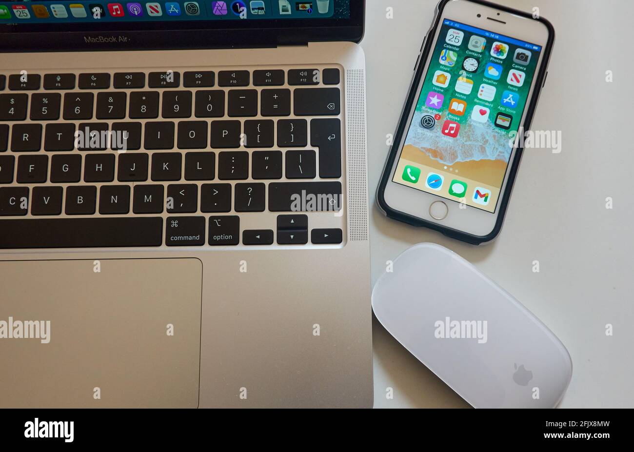 Apple MacBook con Magic mouse 2 e iPhone Foto Stock