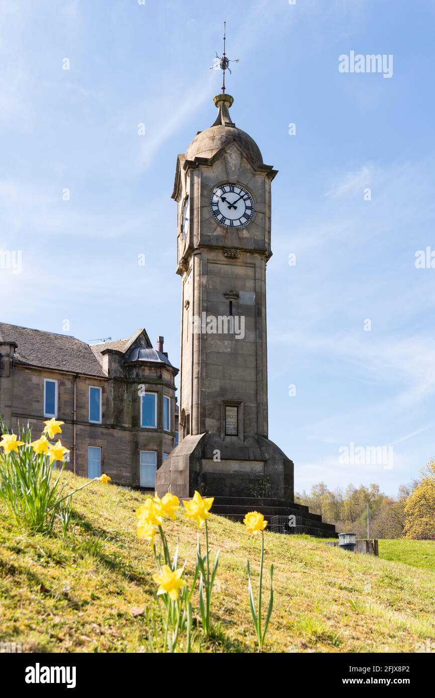Bridge Clock Tower sulla rotatoria doganale in primavera, Stirling, Scozia, Regno Unito Foto Stock